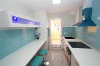 Halfvrijstaande duplex 3 slaapkamer 3 badkamer volledig gerenoveerd gelegen in Villamartin.