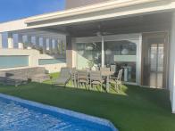 prachtige moderne villa met prive zwembad vlak bij het strand in Mil Palmeras
