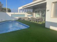 prachtige moderne villa met prive zwembad vlak bij het strand in Mil Palmeras
