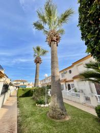 Sunny South-Facing 2-Bed Bungalow with Roof Terrace & Pool Views