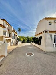 Sunny South-Facing 2-Bed Bungalow with Roof Terrace & Pool Views