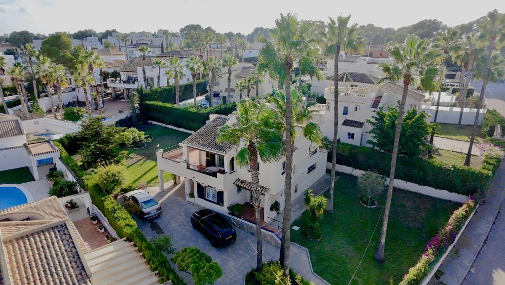 Prachtige zuid gelegen 3 slaapkamer villa met garage naast de Villamartín golf baan