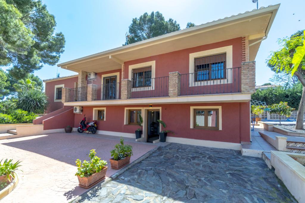 Large villa in 2 levels with separate guest apartment and pool in los Balcones