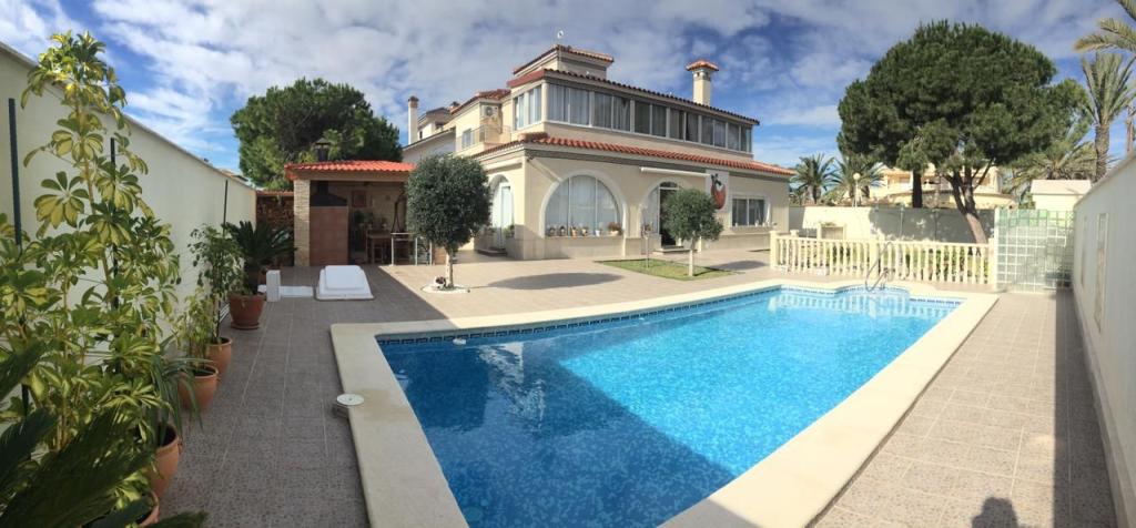 Beach side 8 bedroom 5 bath room villa with pool and garage close to beach in Cabo Roig